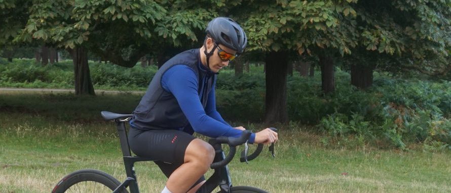 El kit de ciclismo reversible Invani le ofrece dos opciones de color por el precio de uno