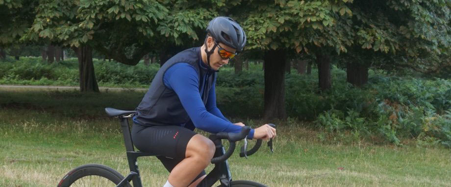 El kit de ciclismo reversible Invani le ofrece dos opciones de color por el precio de uno