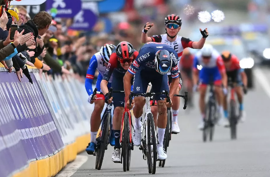 Pogacar se disculpa con Van Baal tras el estallido del Tour de Flandes
